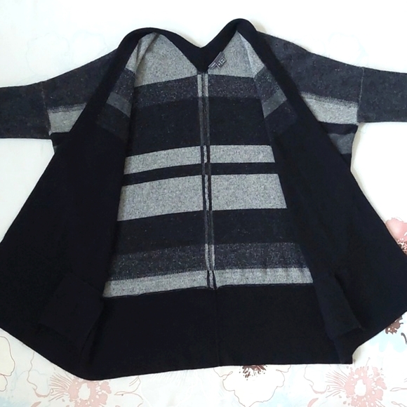Vince. Wool blended with cashmere oversize cardigan - Picture 10 of 16